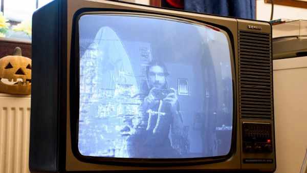 HAUNTED TV DOES MIRROR SCARES WITH RASPBERRY PI