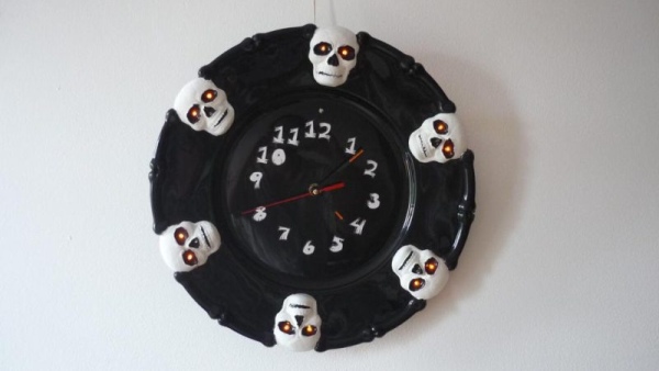 HALLOWEEN-THEMED-TALKING-CLOCK-RELIES-ON-PI-PICO