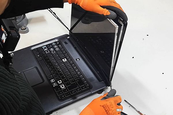 REMOVING OF A SCREEN